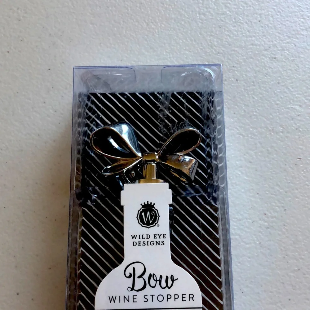 Wild Eye Designs silver shiny bow wine stopper